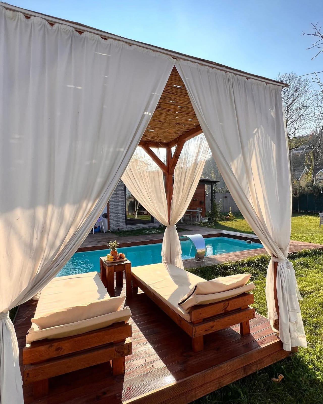 Havuz manzarali pergola dinlenme alani